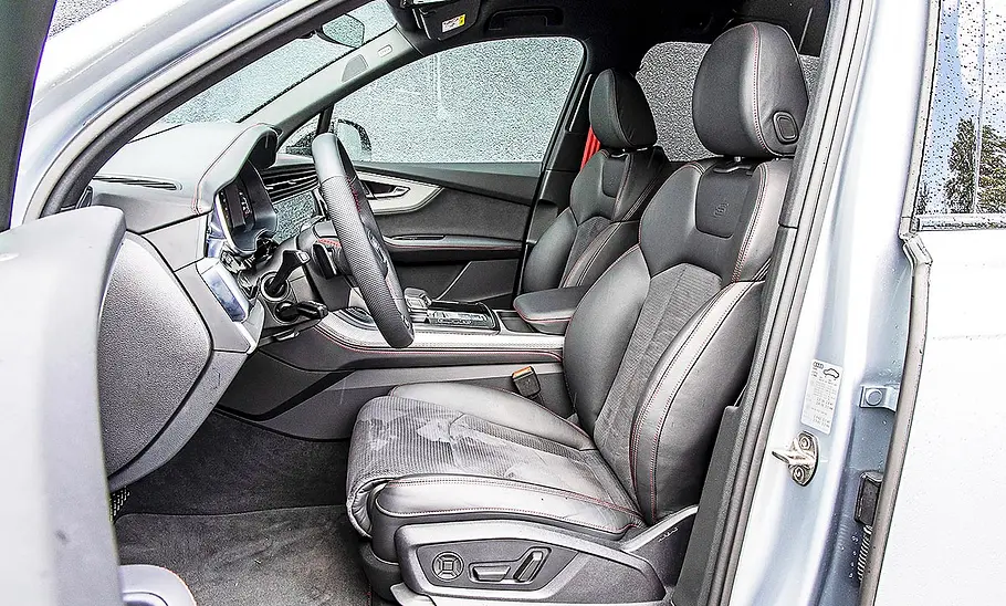 Audi Q7 Blick auf die Vordersitze im Innenraum des Audi Q7.