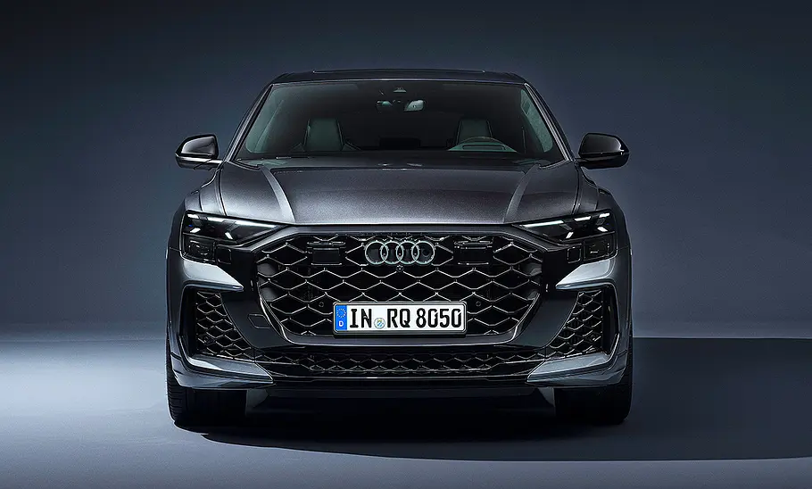 Audi RS Q8 Facelift (2024); Außenansicht; SUV; sportliches SUV; graues Auto, stehend; Frontalsicht