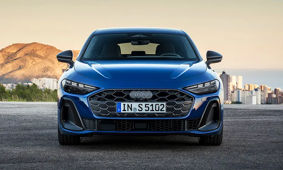 Audi S5 Sportback (2024); Außenansicht; stehend; Fließhecklimousine; Frontalsicht