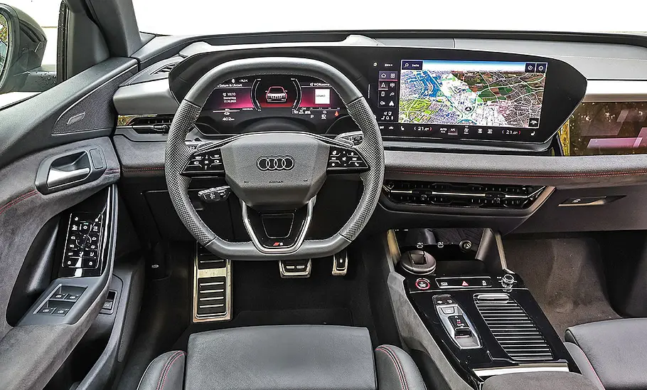 Cockpit des Audi SQ6 e-tron vom Fahrerplatz aus gesehen.