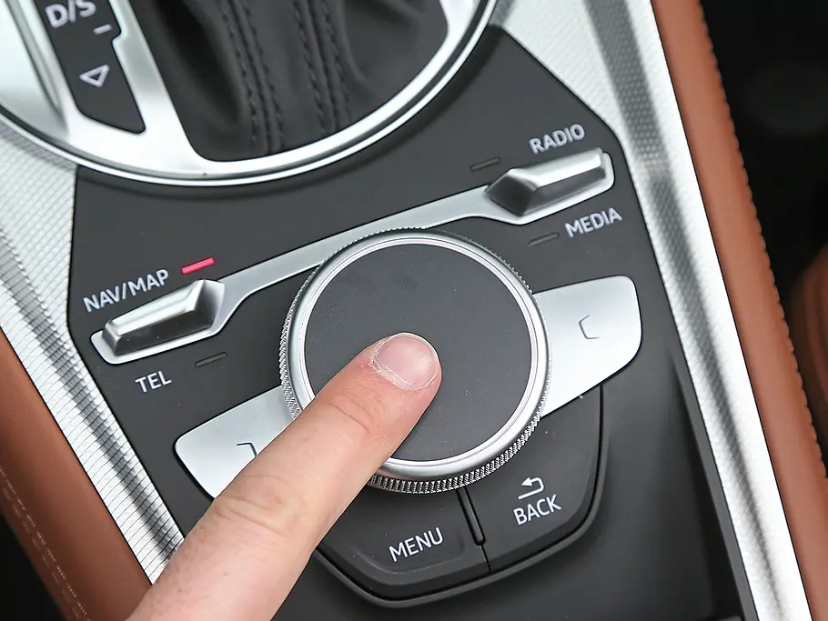 Audi TT Roadster 2.0 TFSI Vergleichstest Innenraum Mittelkonsole