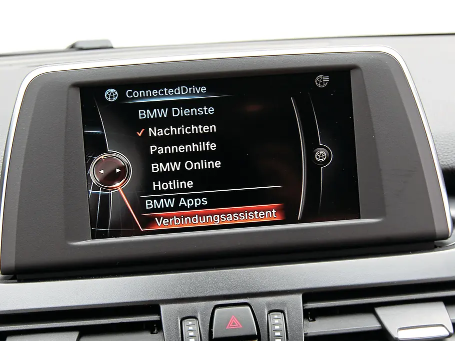 BMW 218d Active Tourer SUV Van Vergleichstest iDrive Infotainment Display