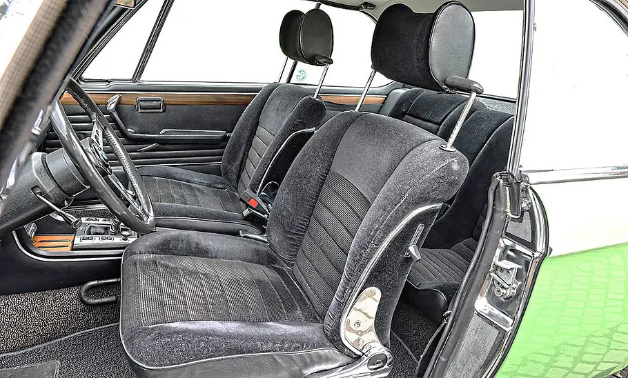 Die Vordersitze des BMW 2.5 CS.