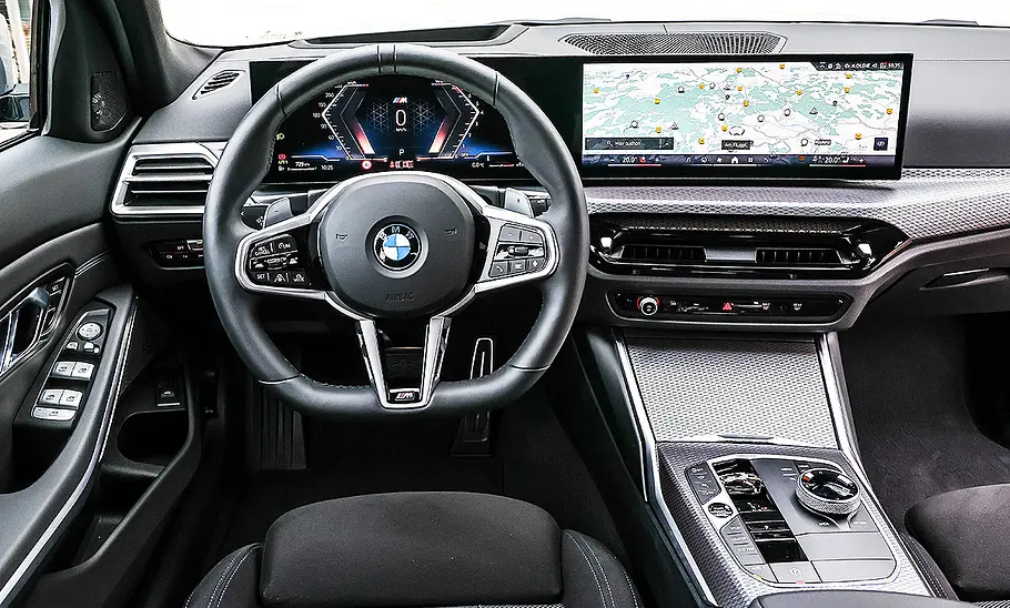 Blick auf die Armaturen im Innenraum des BMW 330i Touring.