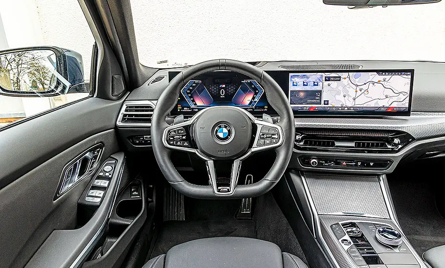 Blick auf die Armaturen im Innenraum des BMW 3er Touring.