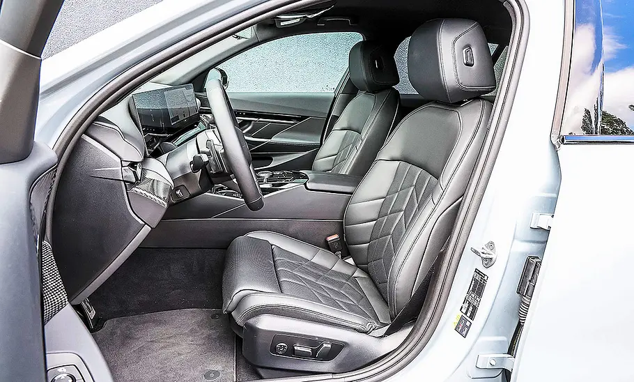 Blick auf die Vordersitze im Innenraum des BMW 530e Touring.
