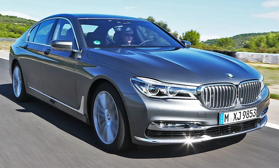 BMW 7er BMW 7er fahrend, Ansicht von seitlich vorne rechts
