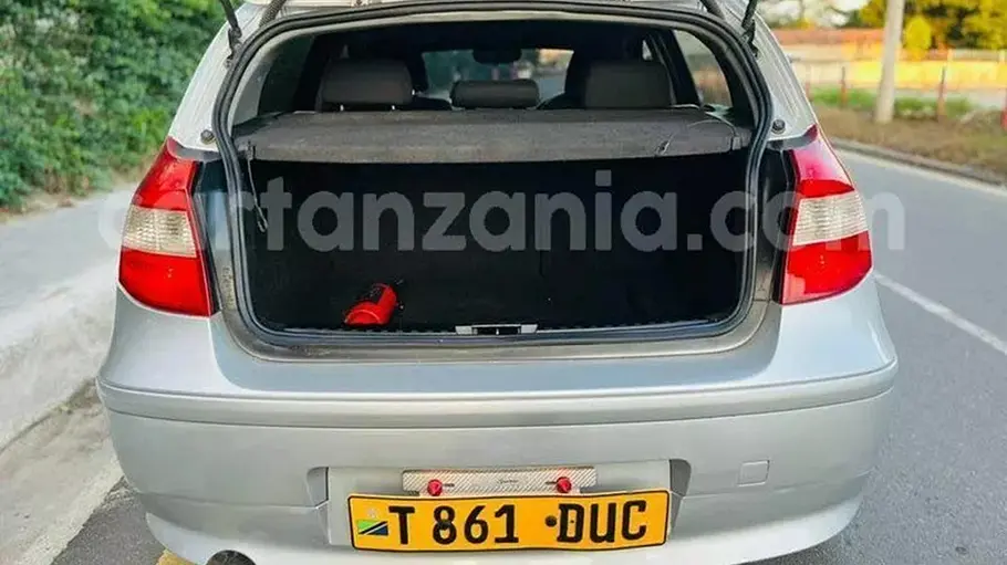 Das Heck des BMW 1er mit geöffneter Heckklappe.