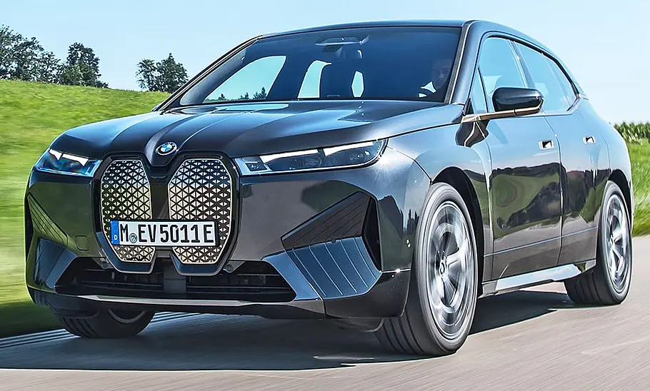 BMW iX xDrive50 BMW iX; fahrend von vorne rechts