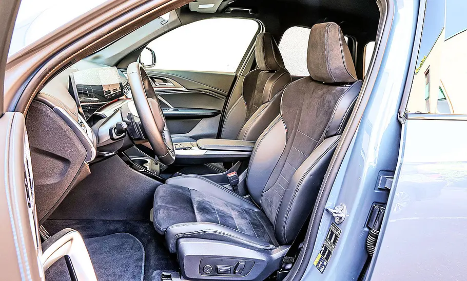 BMW iX1 Blick auf die Vordersitze im Innenraum des BMW iX1.