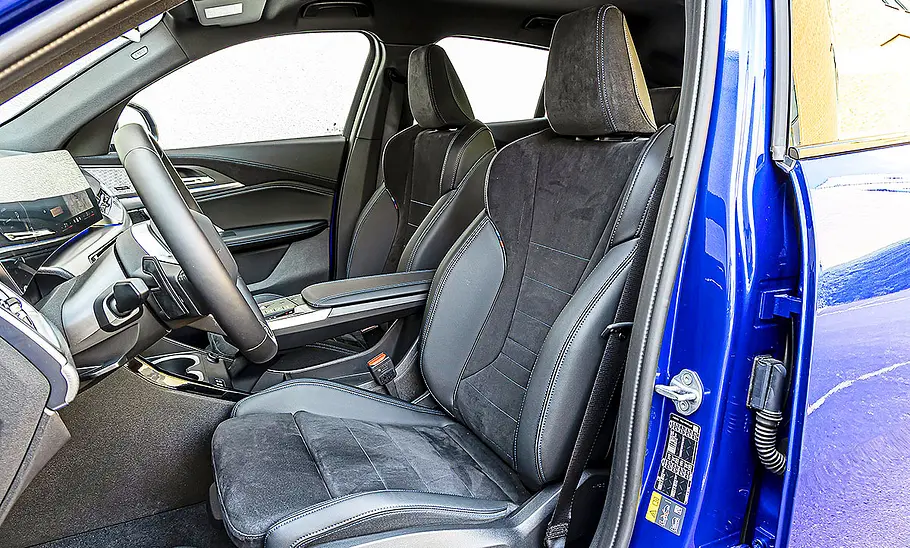 Blick auf die Vordersitze im Innenraum des BMW iX2.