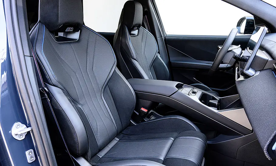BMW iX3 Die vorderen Sitze des BMW iX3.