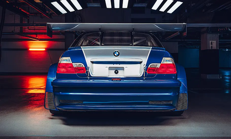 BMW M3 GTR (E46) mit Need for Speed Most Wanted-Folierung, von hinten fotografiert.