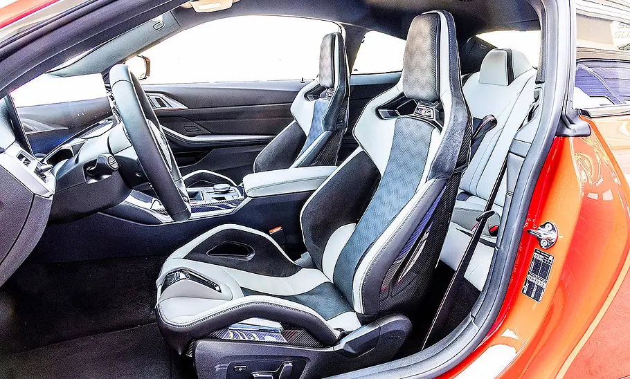 Blick auf die Vordersitze im Innenraum des BMW M4.