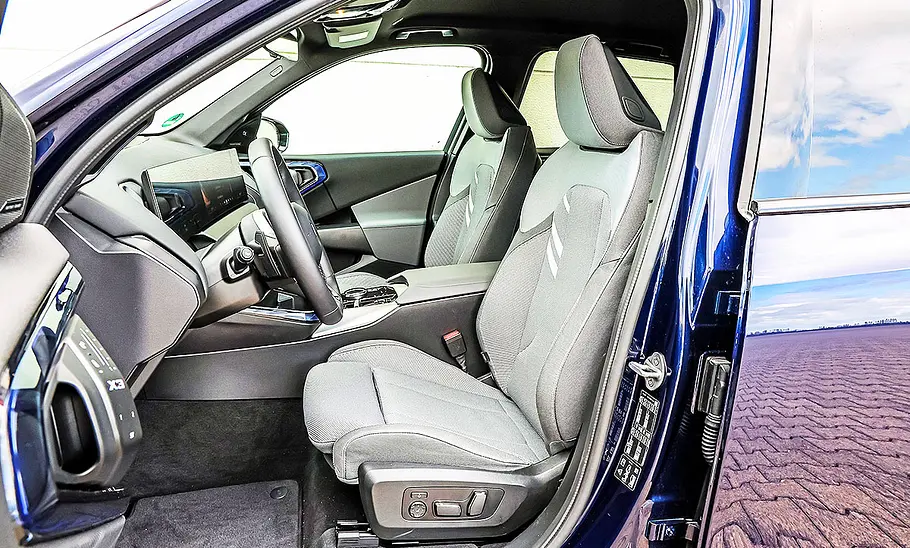 BMW X3 Blick auf die Vordersitze im Innenraum des BMW X3.