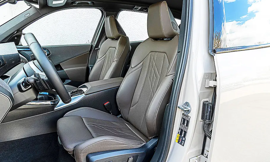 BMW X3 Blick auf die Vordersitze im Innenraum des BMW X3.