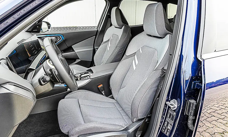 BMW X3 Blick in den Innenraum auf die Vordersitze des BMW X3.