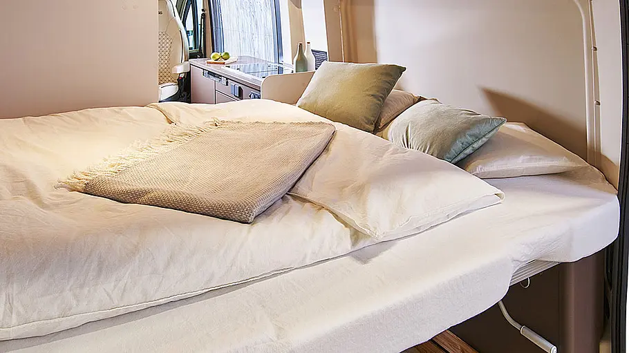 Bürstner B66 Campervan Das Bild zeigt das Heck-Doppelbett des Bürstner B66 Campervan.
