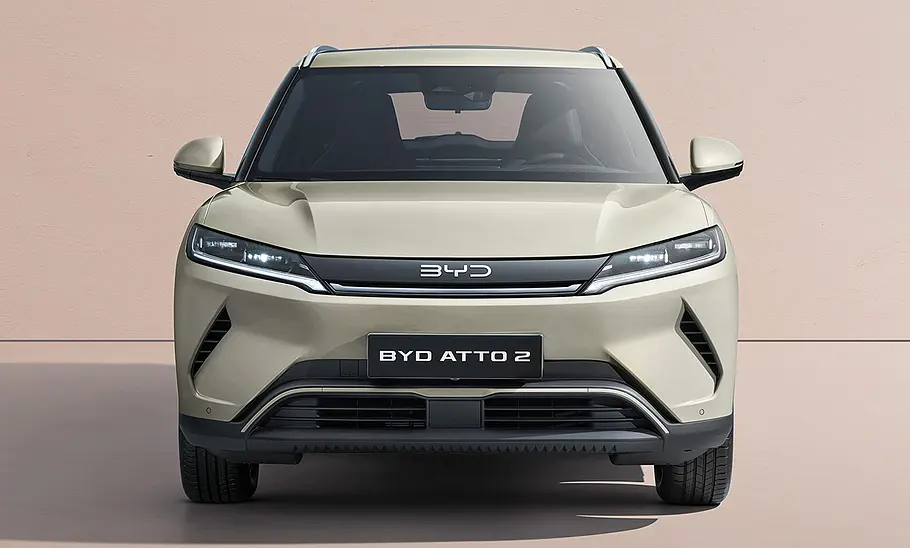 BYD Atto 2 (2025) BYD Atto 2 (2025) vor einfarbigem Studiohintergrund, Ansicht von vorne.
