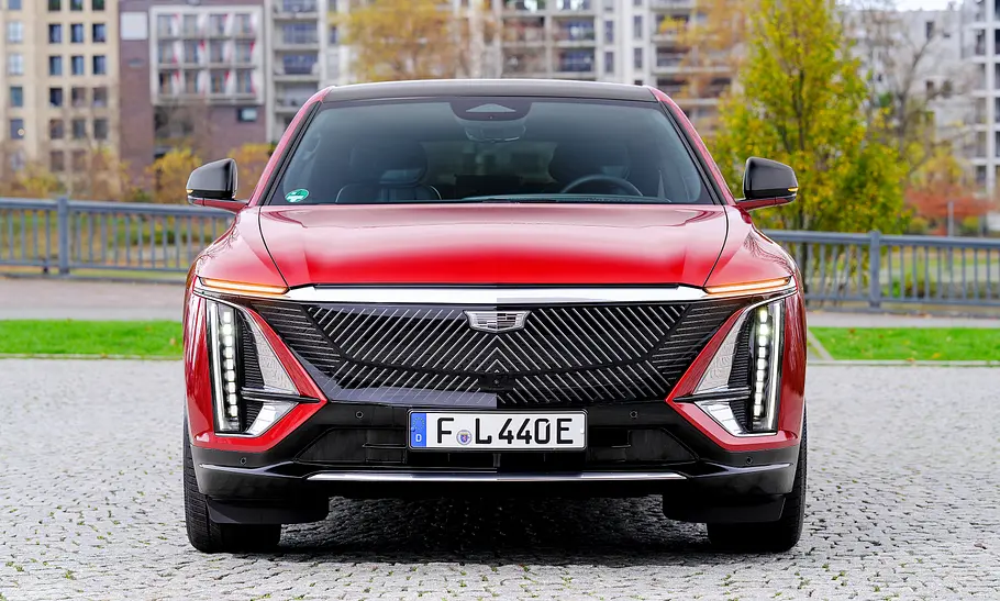 Frontansicht des Cadillac Lyriq (2024).