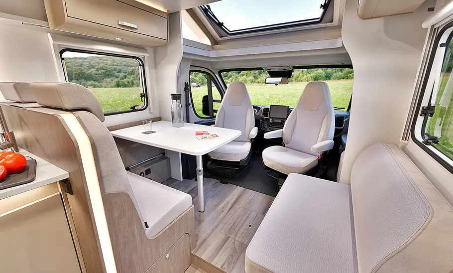 Das Bild zeigt den Sitzbereich des Carado T448 (2024) mit Blick auf das Fahrerhaus.