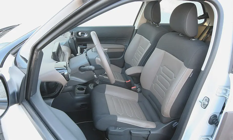Die vorderen Sitze des Citroën C4 Cactus (2014).