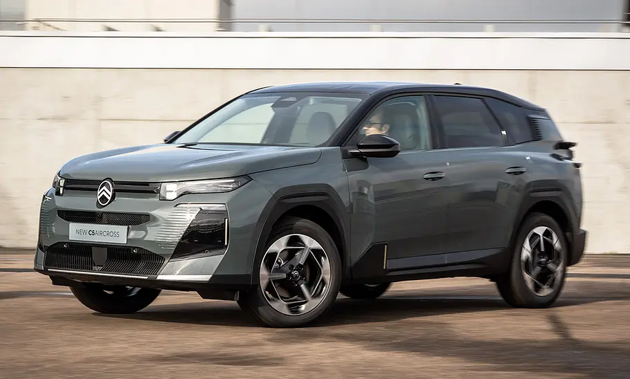 Citroën (ë-)C5 Aircross (2025) Der Citroën (ë-)C5 Aircross (2025) steht auf einem Parkplatz, von vorne links fotografiert.
