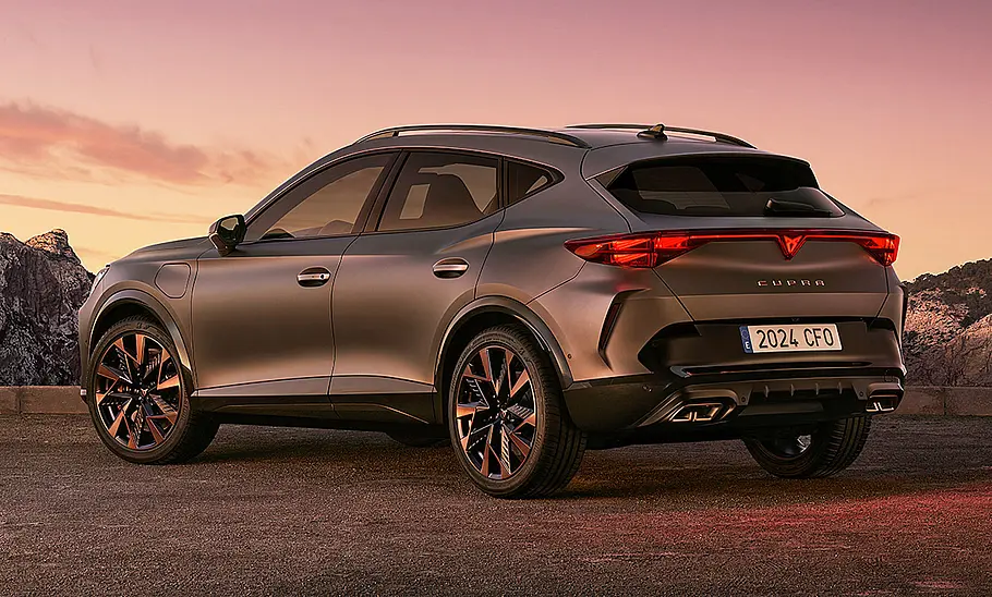 Blick von schräg hinten auf das Cupra Formentor Facelift (2024).