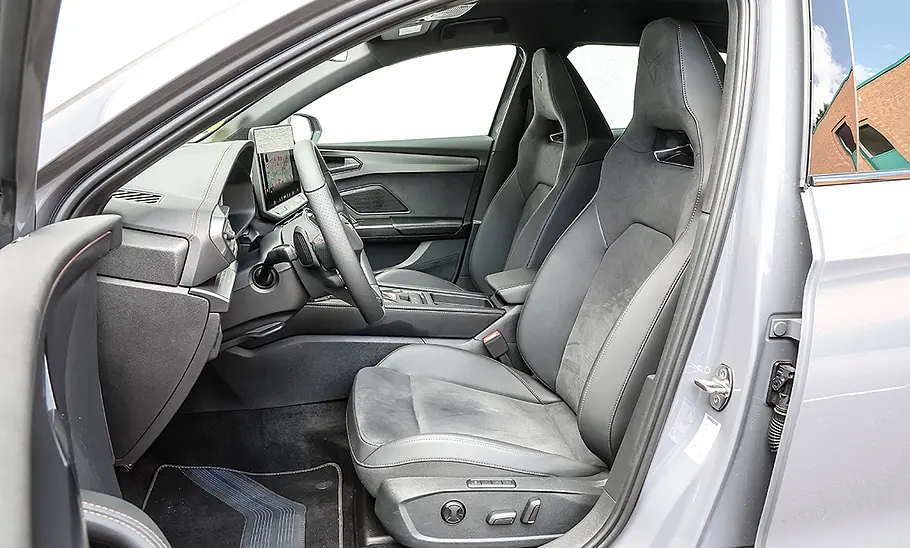 Die vorderen Sitze des Cupra Leon Sportstourer 1.5 eTSI.