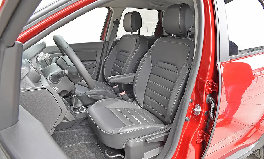 Die vorderen Sitze des Dacia Duster (2018).