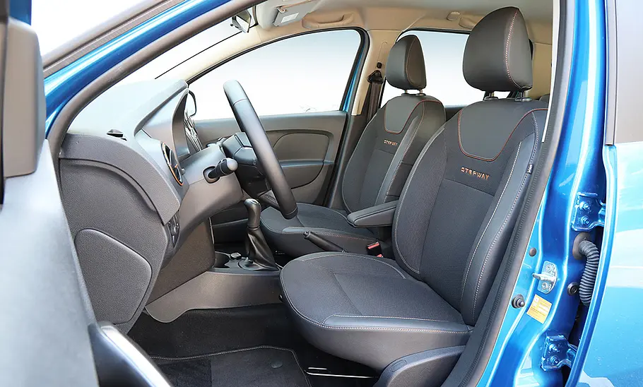 Die vorderen Sitze des Dacia Logan MCV Stepway (2016).
