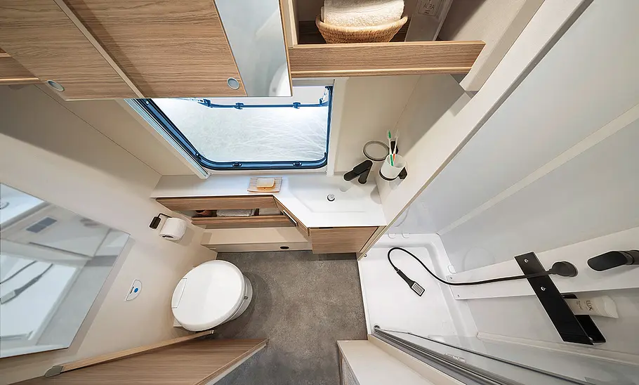 Dethleffs Nomad 490 EST (2025) Ansicht von oben auf das Raumbad im Dethleffs Nomad 490 EST (2025).