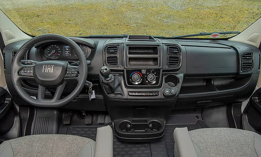 Das Bild zeigt das Cockpit des Etrusco T 6.9 SB (2025).
