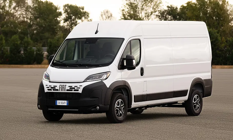 Fiat Ducato statisch auf asphaltiertem Platz, Ansicht von vorne links.