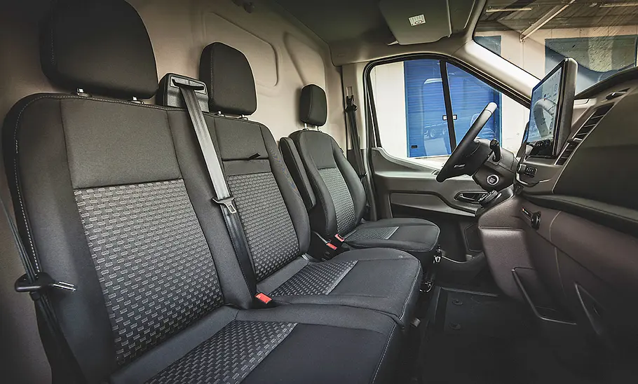 Der Innenraum des Ford E-Transit (2022), durch die Beifahrertür fotografiert.
