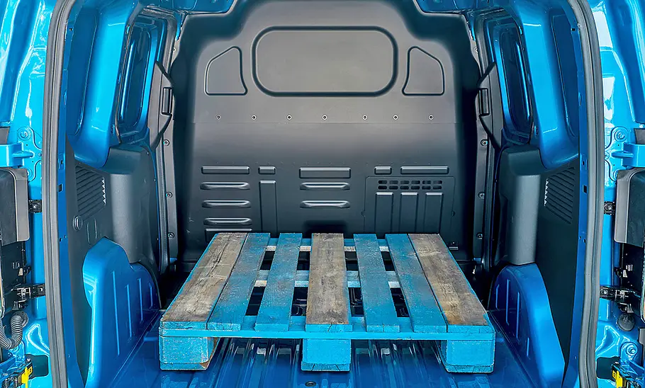 Im Laderaum des Ford E-Transit Courier (2025) liegt eine Palette.