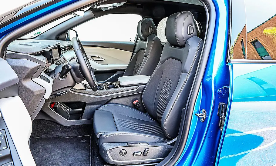 Blick auf die Vordersitze im Innenraum des Ford Explorer.