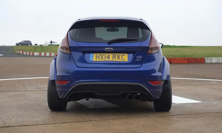 Ford Fiesta RS vor einem Flugfeld, fotografiert von hinten.