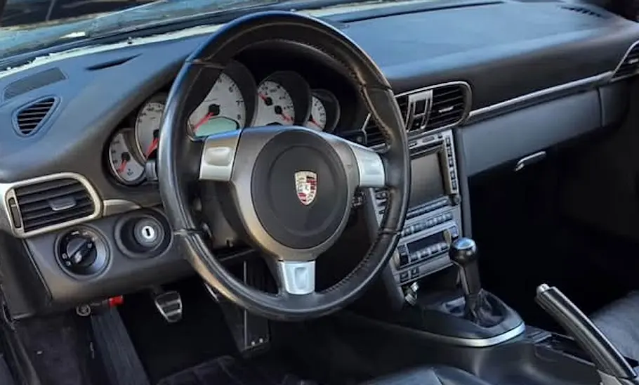 Armaturenbrett des Restomod-Mix aus Ford Mustang und Porsche 911, fotografiert von schräg hinten.