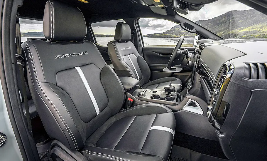 Die vorderen Sitze des Ford Ranger Plug-in-Hybrid (2025).