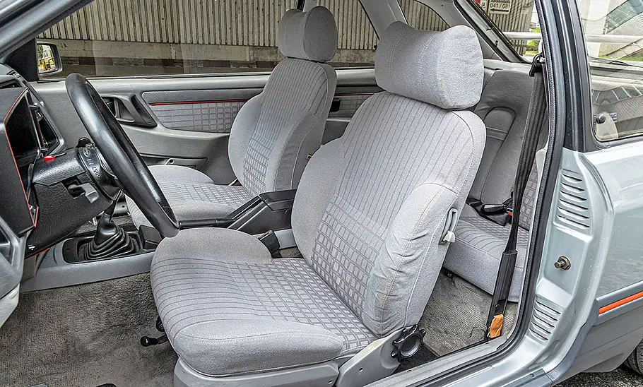 Ford Sierra XR4i Die vorderen Sitze des Ford Sierra XR4i.