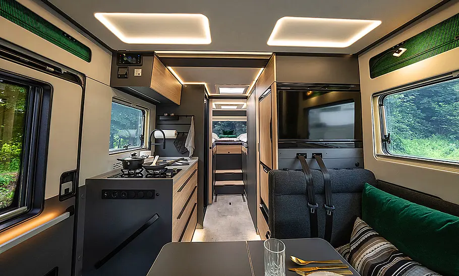 Der Wohnraum des Frankia Noctra Cruiser 7.6 (2025) mit Blick vom Cockpit in Richtung Heck.