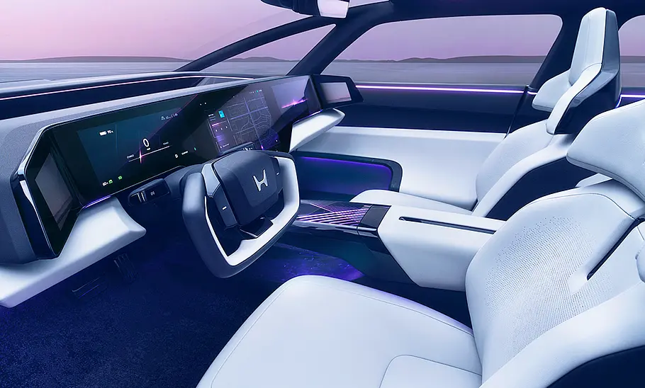 Blick auf die Armaturen im Innenraum des Honda 0 Saloon (2025).