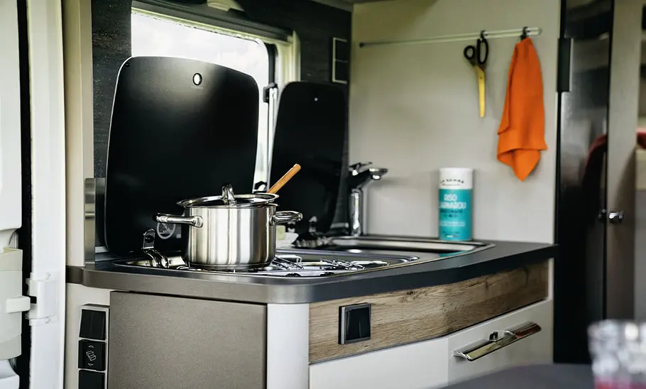 Hymer Exsis-i 474 (2024) Das Bild zeigt die Küchenzeile des Hymer Exsis-i 474 (2024).