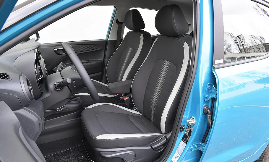 Die vorderen Sitze des Hyundai i10 (2019).