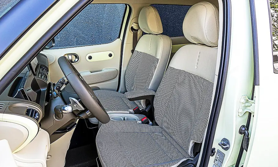 Hyundai Inster Blick auf die Vordesitze im Innenraum des Hyundai Inster.