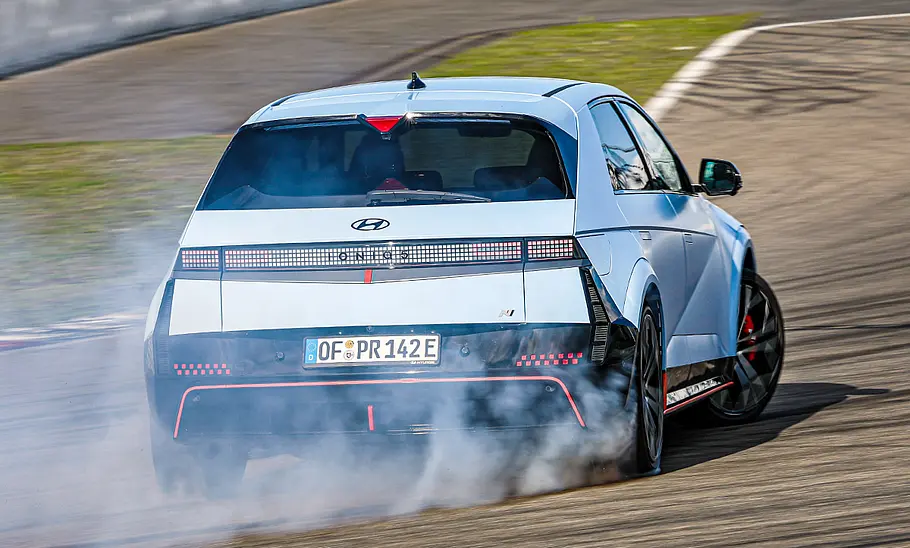 Hyundai Ioniq 5 N; im Drift von hinten