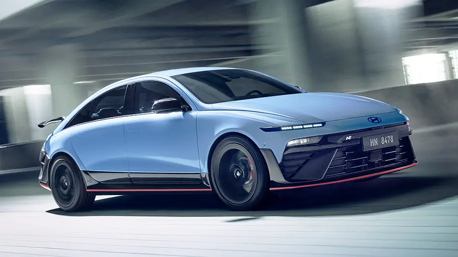 Hyundai Ioniq 6 N Der Hyundai Ioniq 6 N fährt durch eine Parkgarage, von vorne rechts fotografiert.