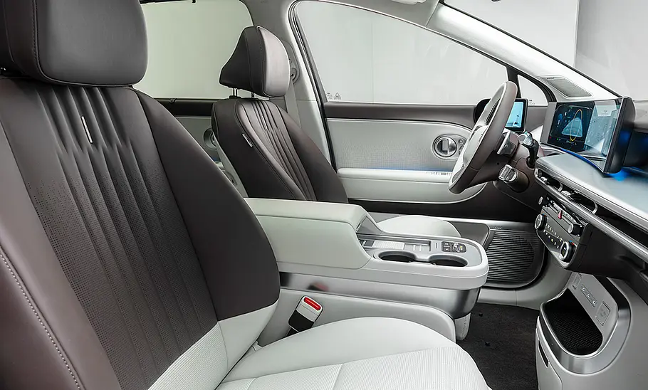 Die vorderen Sitze des Hyundai Ioniq 9 (2025).