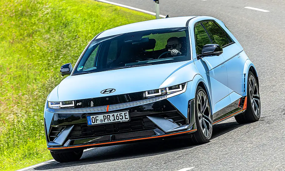 Hyundai Ioniq 5 N Hyundai Ioniq 5 N auf asphaltierter Straße fahrend, Ansicht von vorne links